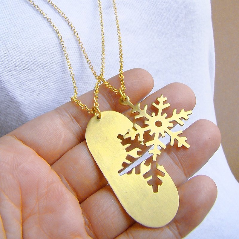 Couple necklace snow flake in brass ▃▃▃▃▃▃▃▃▃▃▃▃▃▃▃▃▃▃▃▃▃▃▃▃▃ The pendants came with brass chain long 26