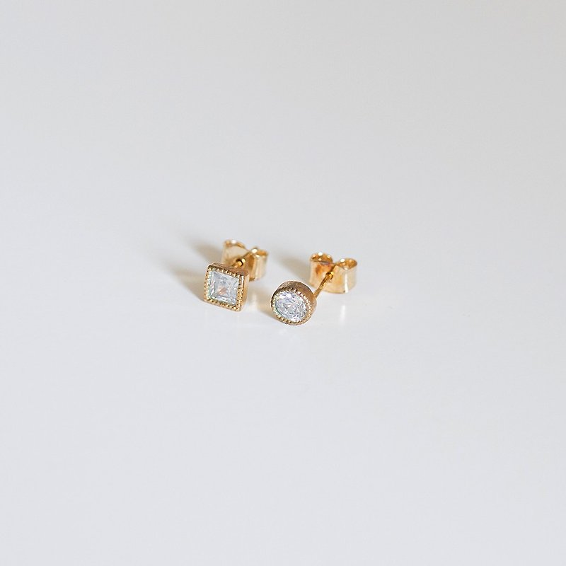 OOPSY - Trimmed Crystal Stud Earrings/ 镶边水晶耳饰 - 耳环/耳夹 - 其他材质 灰色
