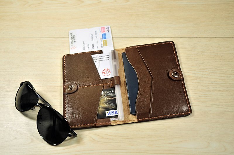 开心旅行出发吧! MICO 手缝皮革护照夹(焦茶) - 护照夹/护照套 - 真皮 咖啡色