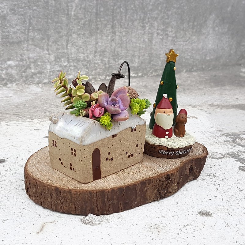 雪中漫步系列-小雪屋3(姜饼干款)佐圣诞老人与狗 多肉组盆 - 花瓶/陶器 - 陶 白色