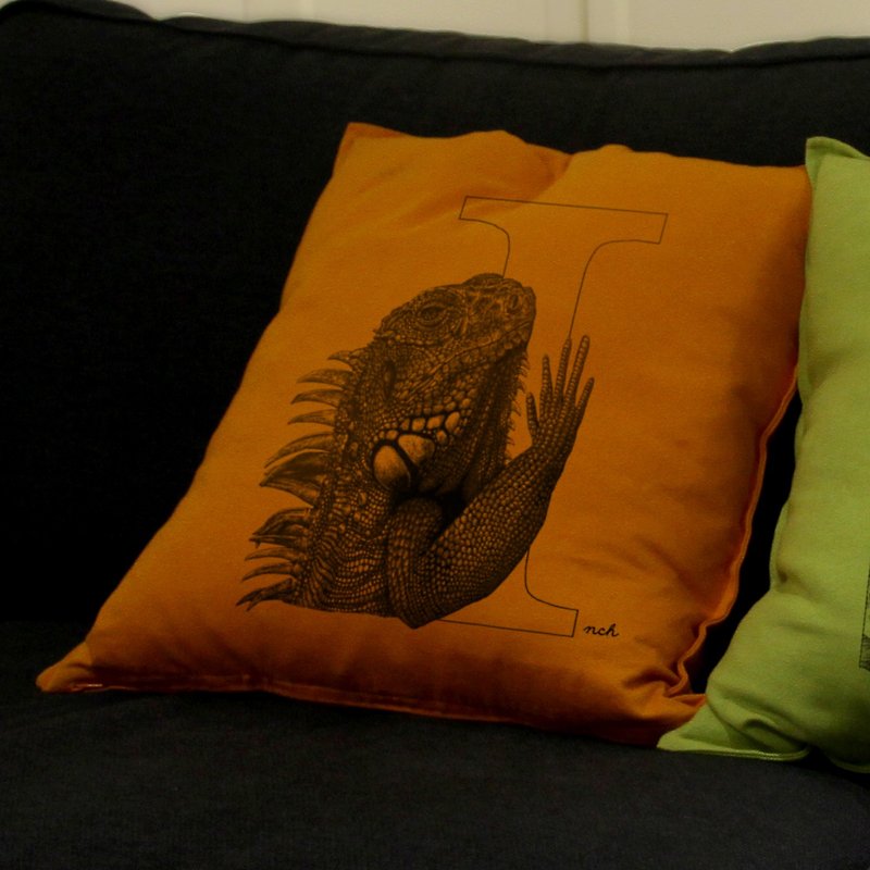 Iguana 鬣蜥 手绘字母抱枕 - 枕头/抱枕 - 棉．麻 多色
