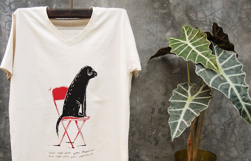 T shirt V neck cotton Labrador on red chair Text Good day give your happiness - 中性连帽卫衣/T 恤 - 棉．麻 卡其色