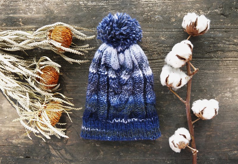 阿母100%的手作帽-麻花编织毛球帽-地中海渐层-圣诞/交换礼物 - 帽子 - 其他材质 蓝色
