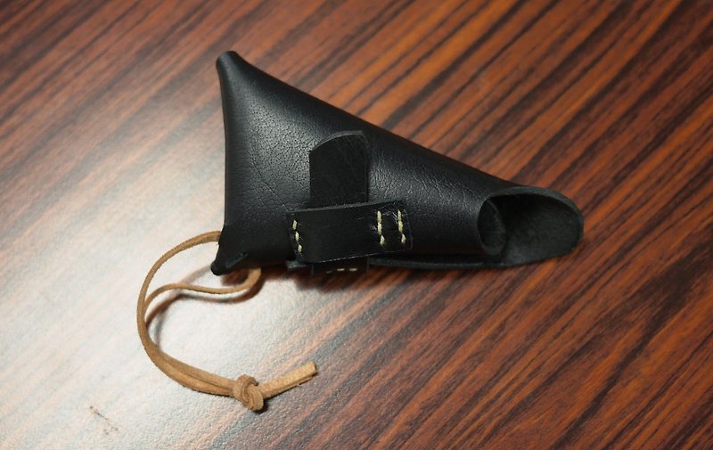 客制化黑色真皮手工缝制钥匙包(枪套形，牛皮) - 钥匙链/钥匙包 - 真皮 黑色