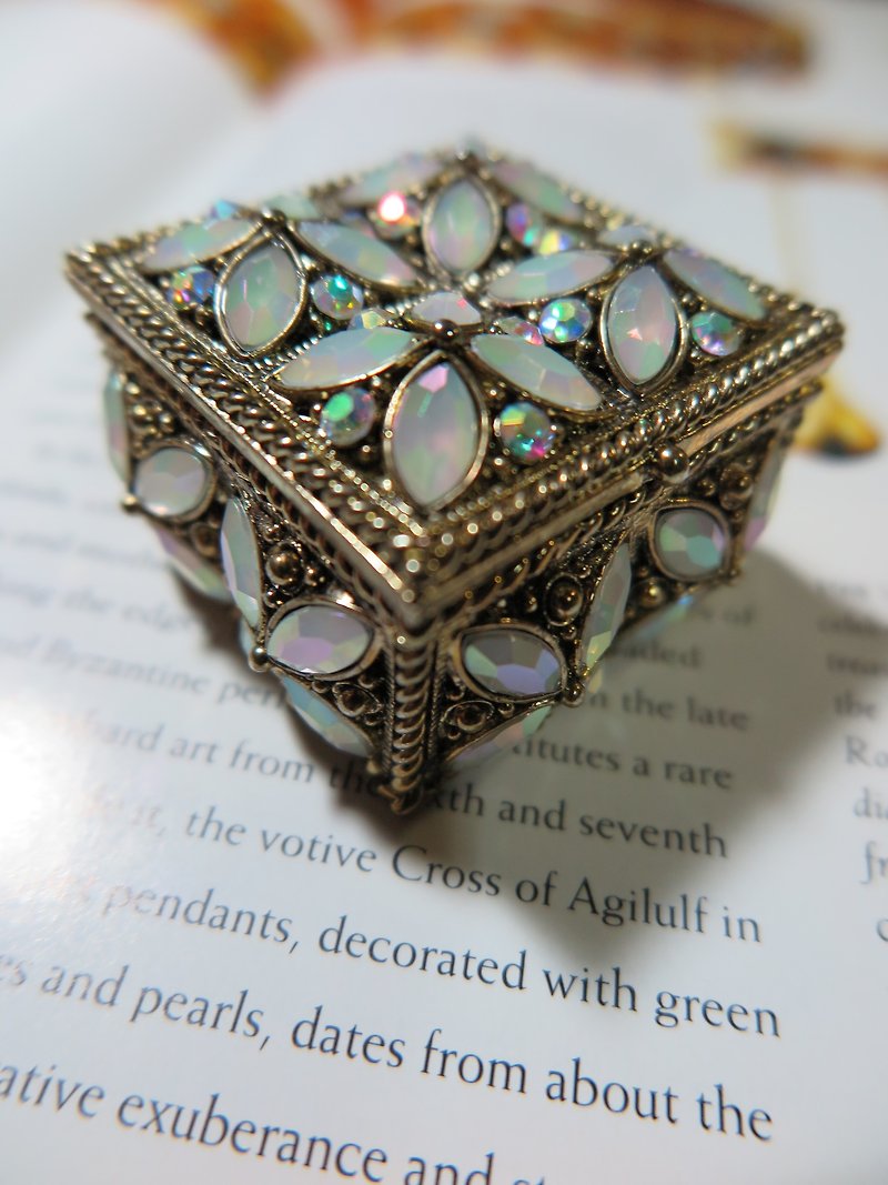 Neve Jewelry 神秘复古 方形珠宝盒 (乳白/古铜) - 摆饰 - 其他金属 多色