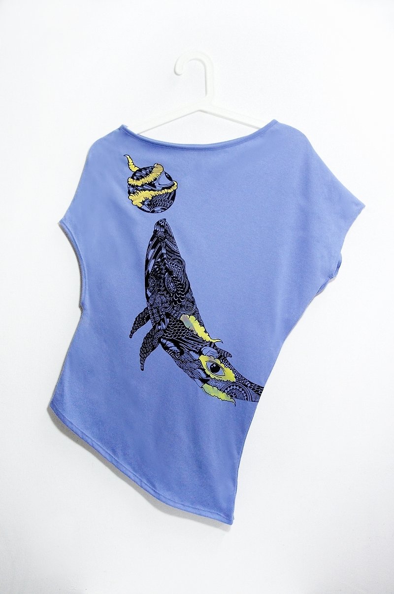 女装 夏装 秋装个性不规则斜肩T 不规则设计上衣-潜出水面的鲸鱼 - 女装上衣 - 棉．麻 蓝色