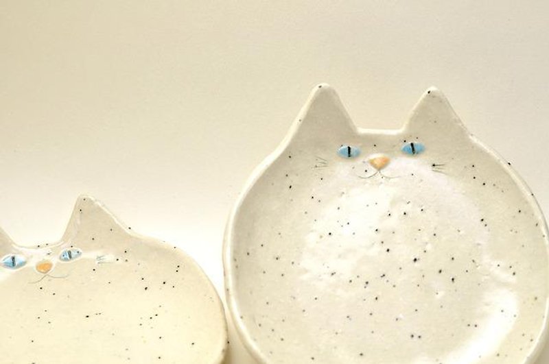 しろ・ふわ・ねこの皿　レギュラーサイズ【中皿】 - 花瓶/陶器 - 其他材质 