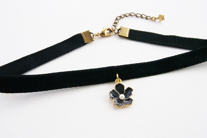 Black velvet choker / necklace with black flower. - 项链 - 其他材质 黑色