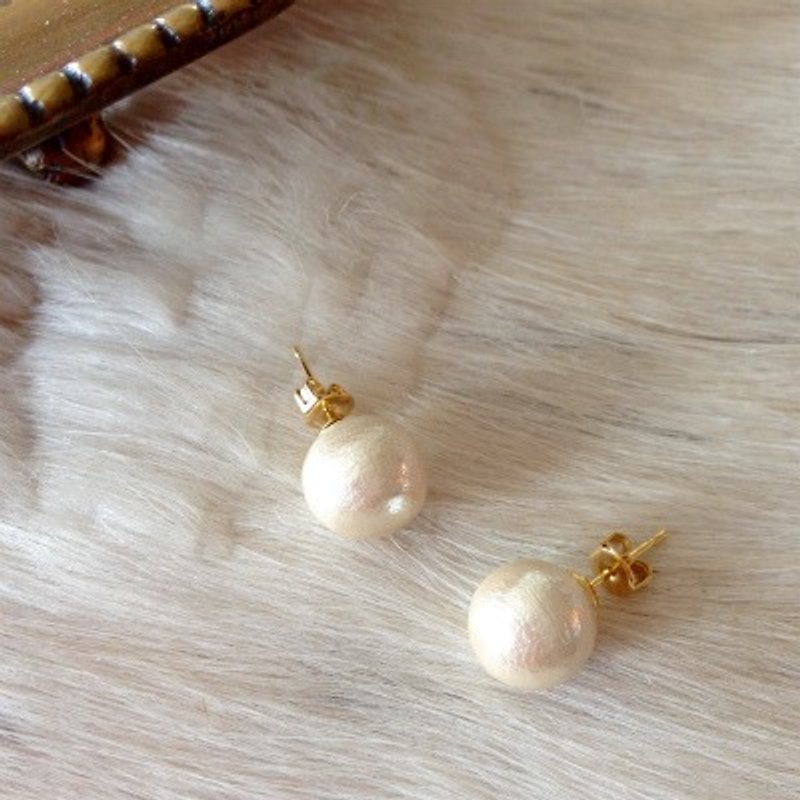 Cotton pearl ribbon pierce - 耳环/耳夹 - 棉．麻 白色