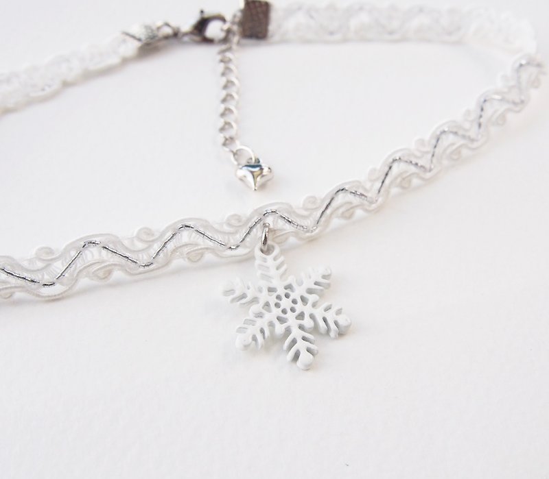 White lace choker / necklace with snowflake charm. - 项链 - 其他材质 白色