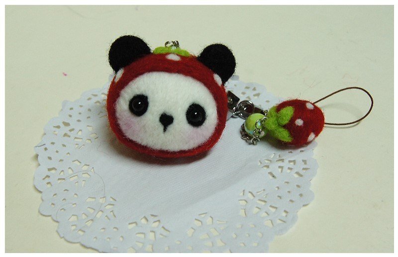 【羊乐多 X 羊毛毡】草莓 猫熊圆仔 手机吊饰 耳机塞 - 钥匙链/钥匙包 - 羊毛 红色