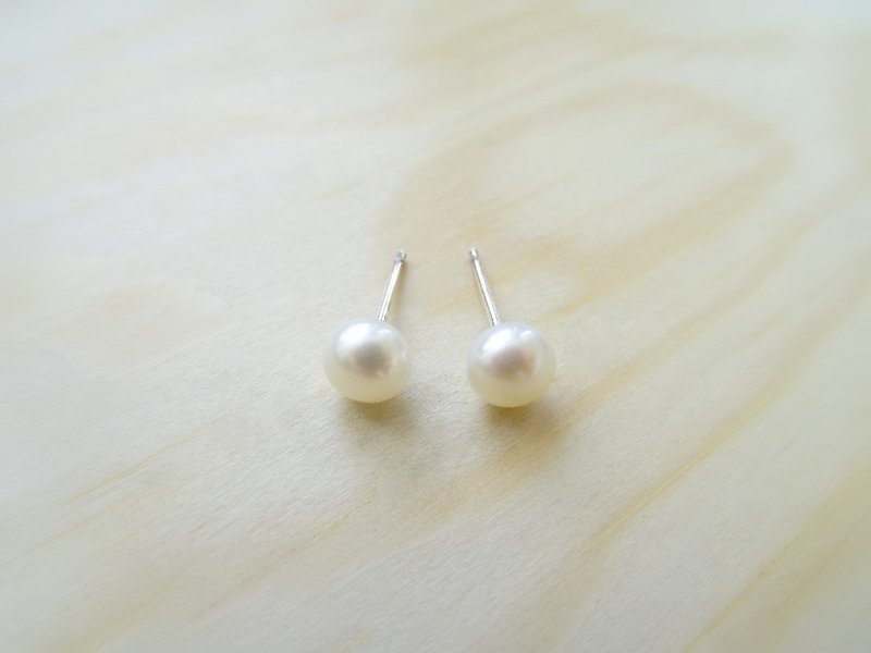 贴耳耳针 6mm ◆ 小圆面包型淡水珍珠纯银贴耳耳环 White Button Pearls - 耳环/耳夹 - 宝石 白色