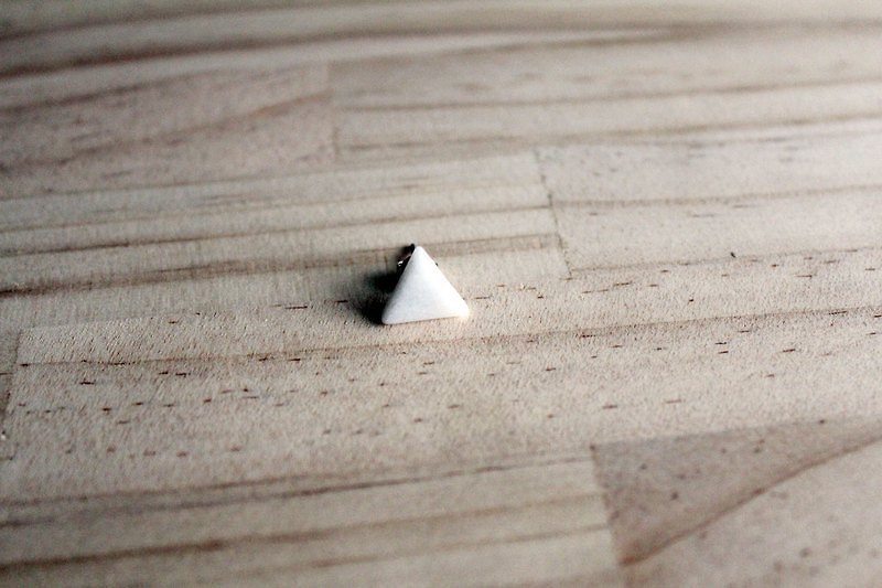 Geometric earrings ▴ ● ■ 白纹石三角形不锈钢单边耳针款 - 耳环/耳夹 - 宝石 白色