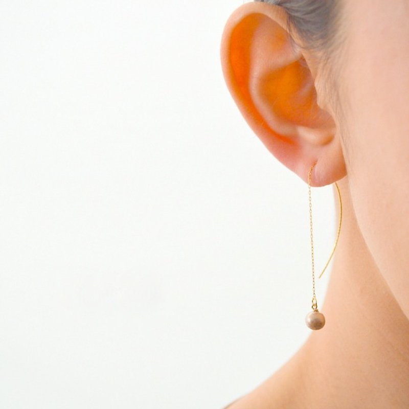 earrings／Beige Cotton Pearl Pierce - 耳环/耳夹 - 其他金属 金色