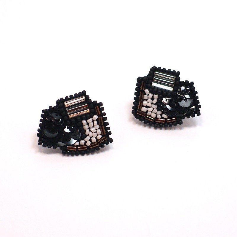 黑与白 扇形方块手工刺绣耳环（可改耳夹） - 耳环/耳夹 - 绣线 黑色