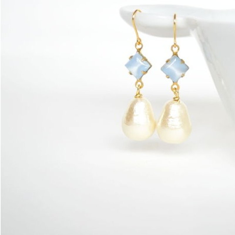 earrings／Vintage glass Pearl Pierce - 耳环/耳夹 - 宝石 白色