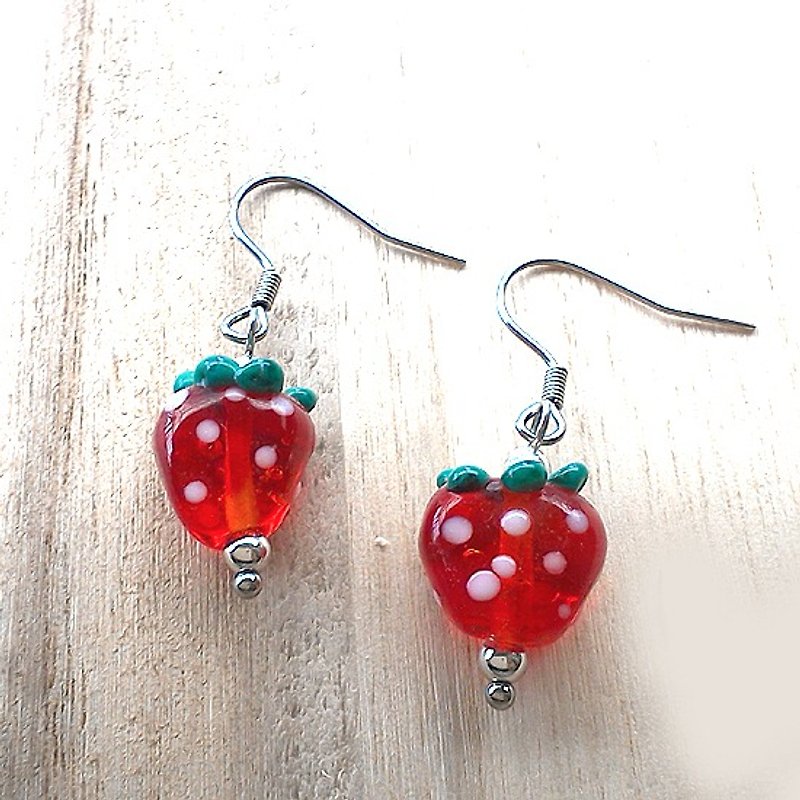 草莓琉璃耳环 - 耳环/耳夹 - 玻璃 红色