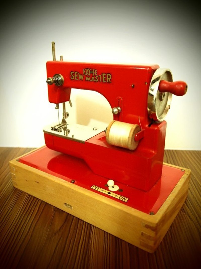 1940年代德国古董缝纫机 KAY an EE TOY SEWING MACHINE 红 - 其他 - 其他材质 红色