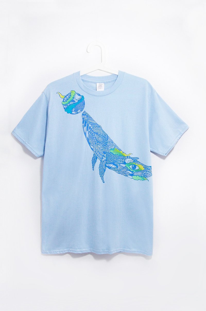 男装合身纯棉插画Tee / 旅行T -  潜出水面的鲸鱼( 水蓝 ) - 男装上衣/T 恤 - 棉．麻 蓝色