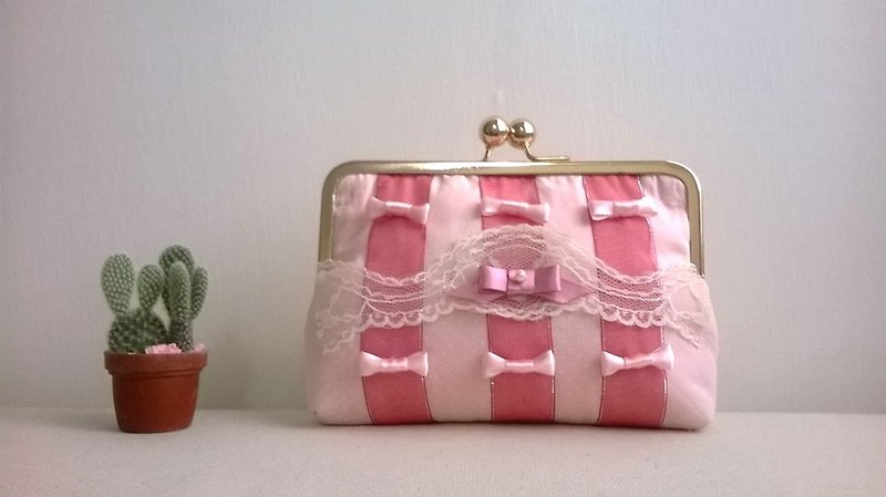 pinpin candy 粉红缎带口金包 手拿包 化妆包 万用包包 - 化妆包/杂物包 - 其他材质 粉红色