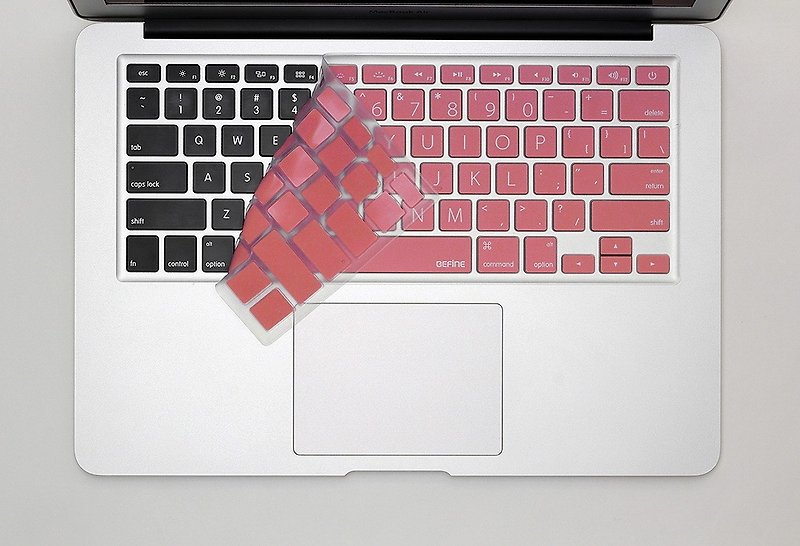 BEFINE MacBook Air 13专用键盘保护膜（KUSO英文Lion版）  粉底白字 (8809305221606) 此版无注音 - 平板/电脑保护壳 - 其他材质 粉红色
