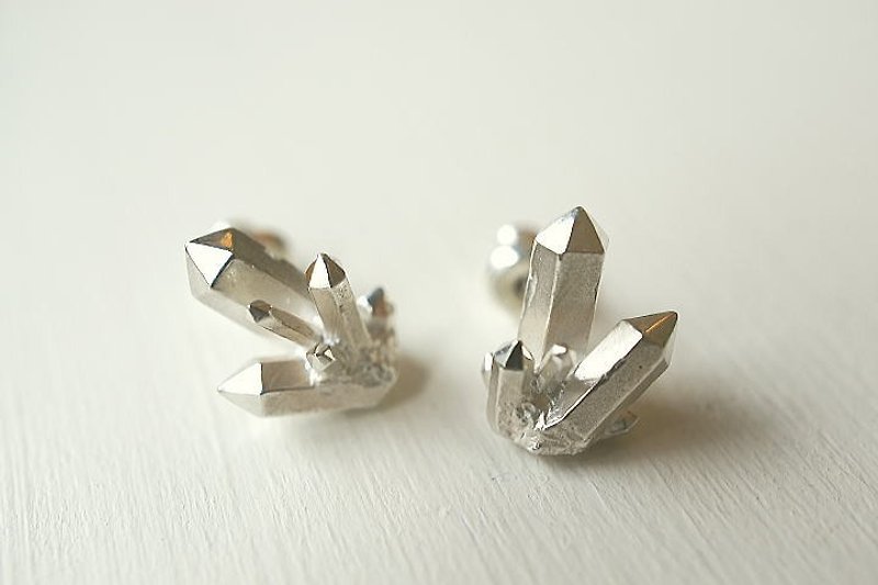 水晶クラスターモチーフのピアス - 耳环/耳夹 - 其他金属 银色