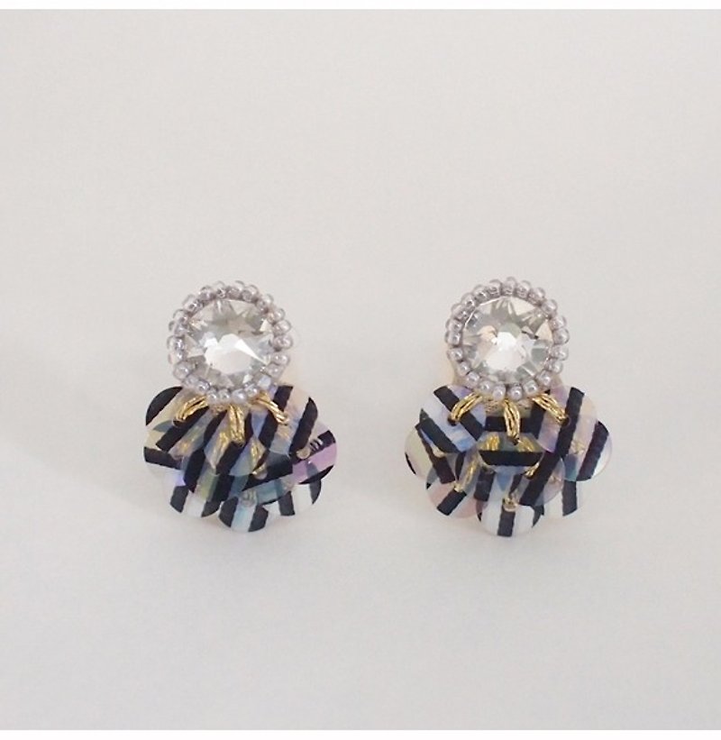 stud earrings"bijoux & stripe" - 耳环/耳夹 - 其他材质 黑色