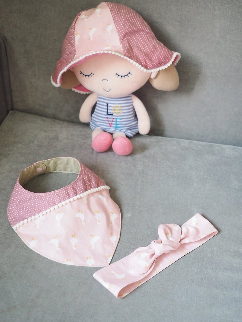 手作粉红小鸭双面棉质防晒帽子/婴孩围兜/兔耳发带礼物套装 - 满月礼盒 - 棉．麻 粉红色
