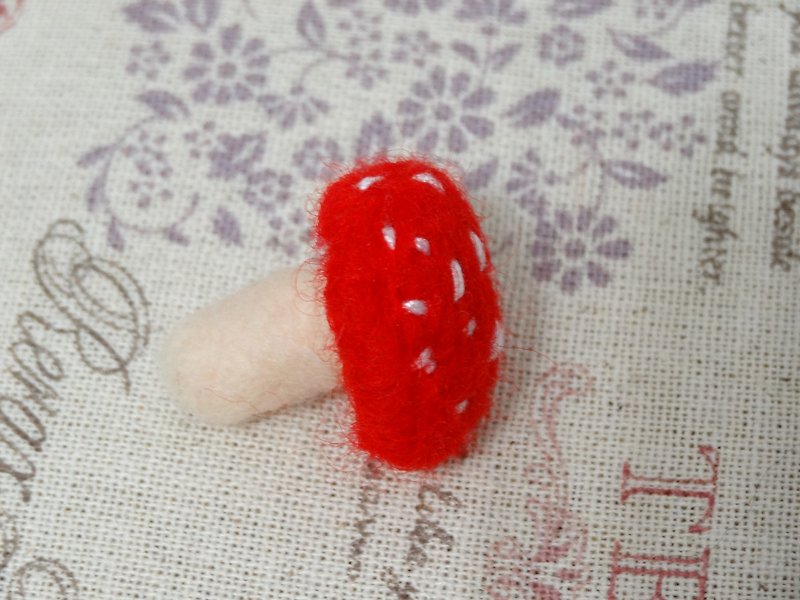 红色蘑菇羊毛毡(可作成吊饰来配戴唷!) - 玩偶/公仔 - 羊毛 红色