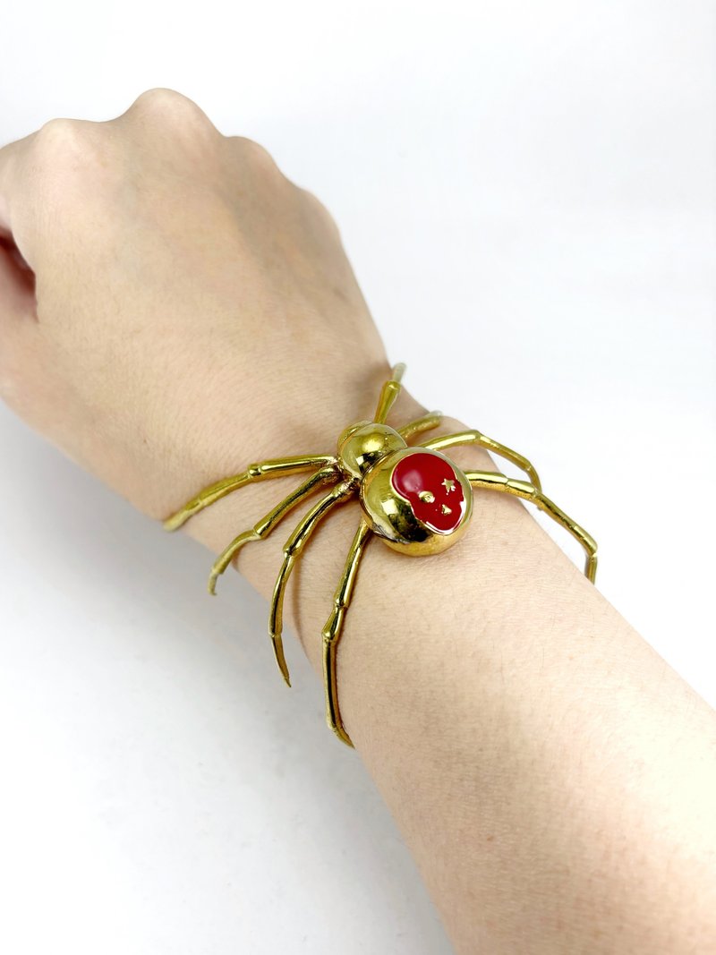 Spider bangle in brass with red enamel ,Rocker jewelry ,Skull jewelry,Biker jewelry - 手链/手环 - 其他金属 