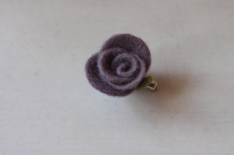 天然植物染紫草玫瑰胸针兼发夹 - 胸针 - 羊毛 紫色
