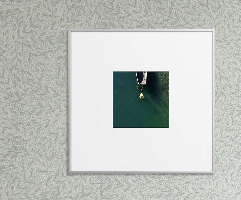 摄影  安静的片刻 - 停在河上的小船 (含框贩售) - 海报/装饰画/版画 - 纸 绿色
