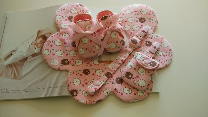 粉粉羊弥月礼物 婴儿鞋+围兜+平安符袋+奶嘴夹 - 满月礼盒 - 其他材质 粉红色