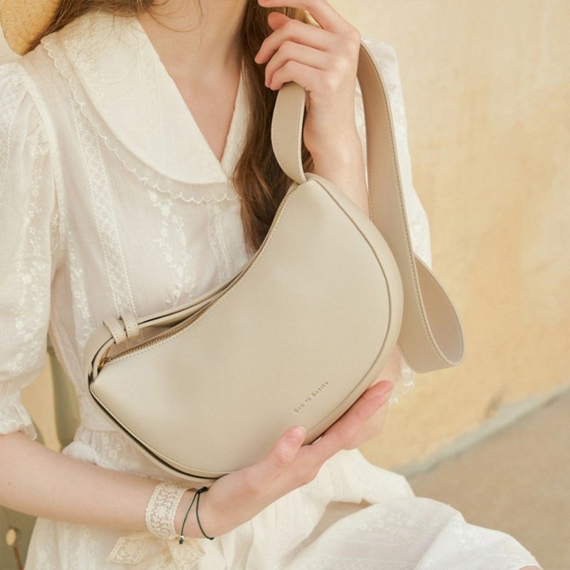 Bag to Basics 韓國製 NUAGE 月彎包包 LIGHT GREY - 侧背包/斜挎包 - 人造皮革 