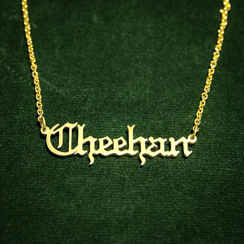 Custom name necklace with Old English font stlye gold colour - 项链 - 铜/黄铜 金色