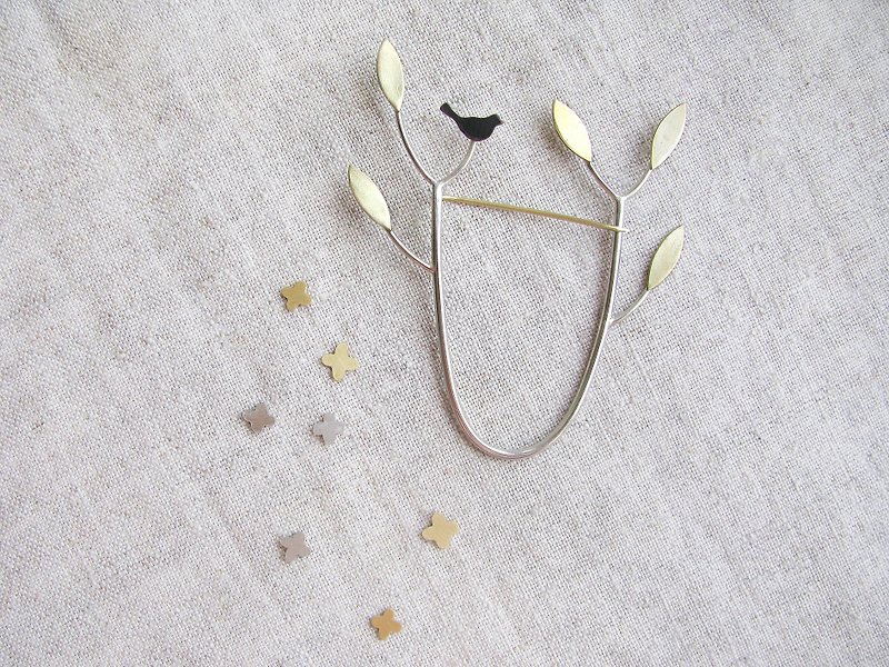 Handmade brooch with small bird, branch brooch pin with gold leaves - 胸针 - 铜/黄铜 金色