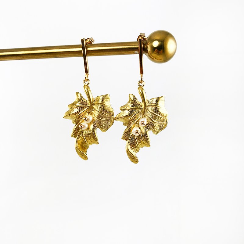 和风珍珠925纯银镀金耳环 珍珠 黄铜叶子 母亲节礼物 夹式耳环 - 耳环/耳夹 - 珍珠 金色