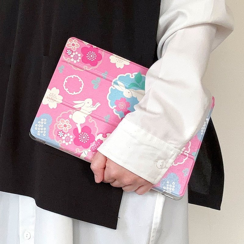 手帳型iPadケース【桜うさぎ】三折りスタンド機能付プラケースタイプ - 平板/电脑保护壳 - 塑料 粉红色