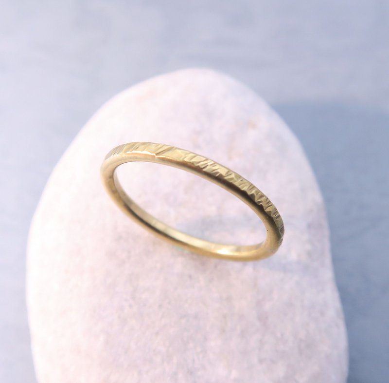 刻痕 黄铜锻敲戒指 - 纤细款(宽约1.5mm 厚约1~1.5mm) - 戒指 - 纯银 金色