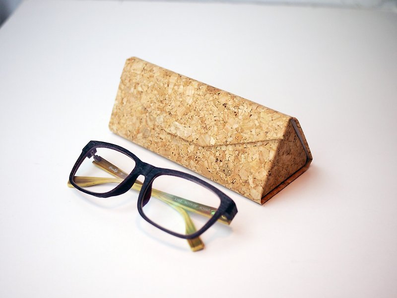 软木三角眼镜盒|笔盒|折迭盒|收纳盒|文具盒|置物盒 (可客制姓名) - 眼镜/眼镜框 - 木头 咖啡色