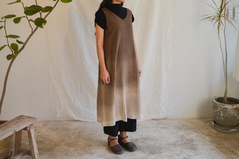 Clochette Sleeveless Dress | Brown Gradient | Natural Ebony Fruit Dyed cotton - 洋装/连衣裙 - 棉．麻 咖啡色