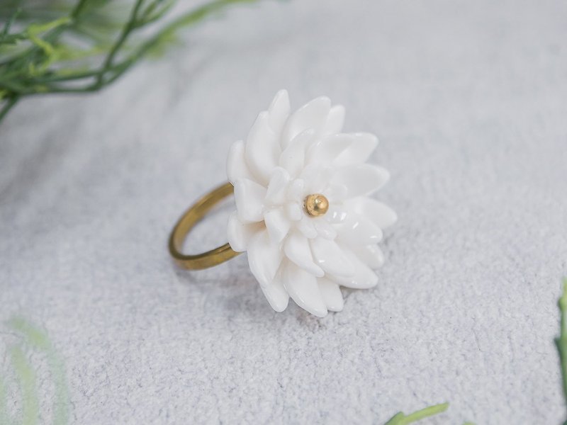 Mum ~ white porcelain flower ring ~ size M - 戒指 - 陶 白色