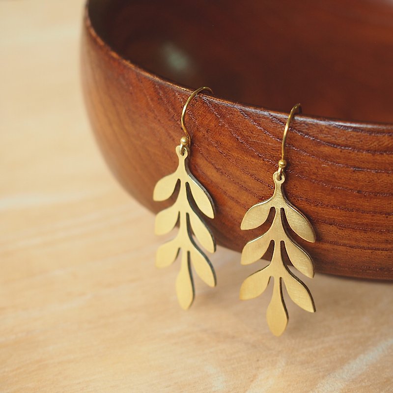 Mother fern leaf brass earrings - 耳环/耳夹 - 铜/黄铜 金色