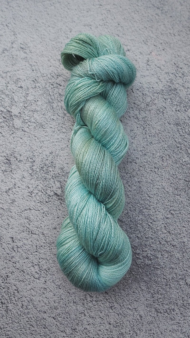 手染蕾丝线。玉石 (55 BFL/45 Silk) - 编织/刺绣/羊毛毡/裁缝 - 丝．绢 