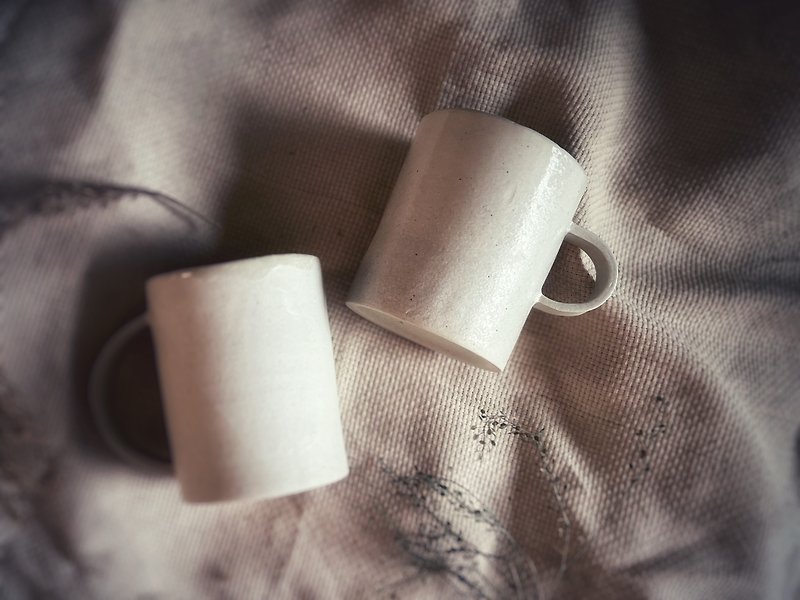 桌上的白瓷糖霜 /  雾透微光小耳朵马克杯 - 咖啡杯/马克杯 - 瓷 白色