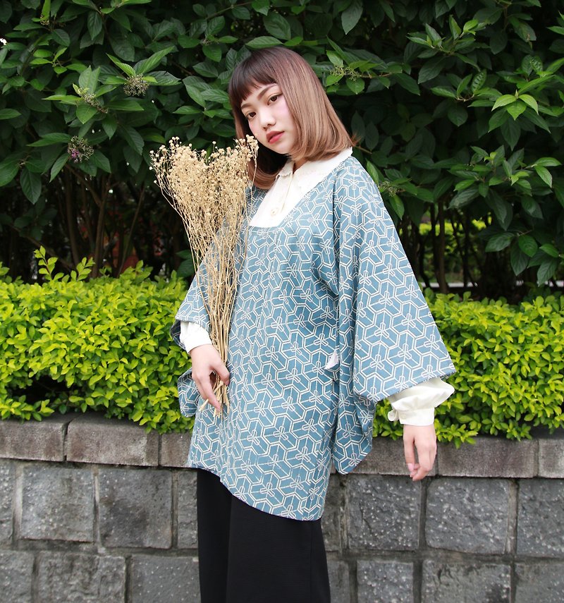 Back to Green::日本带回 蔚蓝几何放射状  vintage kimono (KBI-41) - 女装休闲/机能外套 - 丝．绢 蓝色