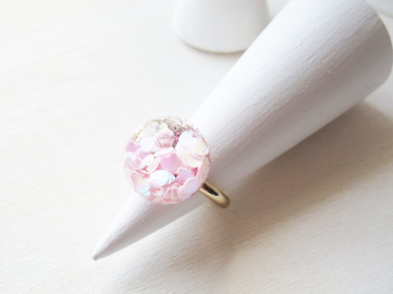 Rosy Garden 淡粉红色爱心亮片流动半圆雪花玻璃戒指 - 戒指 - 玻璃 粉红色