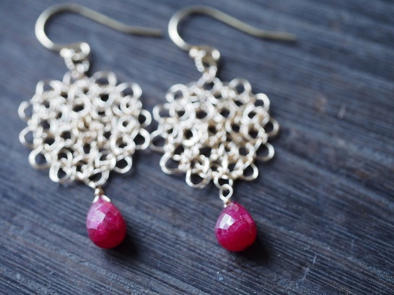 天然红宝石 手工金属勾织耳环 14KGF Ruby earrings - 耳环/耳夹 - 宝石 红色