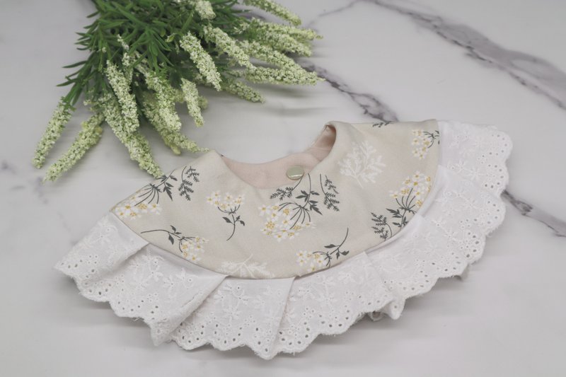 White flower pattern bib with lace - 围嘴/口水巾 - 棉．麻 卡其色