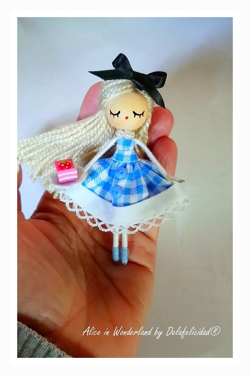 Alice in wonderlands brooch doll - 胸针 - 木头 蓝色